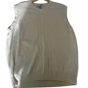 Cypress Links sleeveless vest. White and Creme.